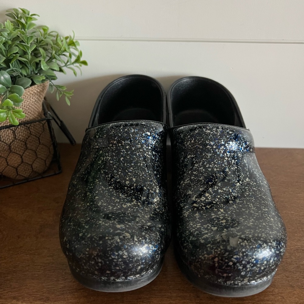 Dansko Speckled Glitter clogs sz 38 7.5